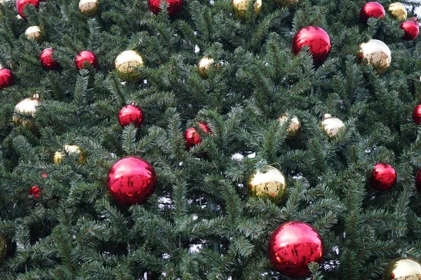 Jul träd med flerfärgade bollar och dekorationer bakgrund — Stockfoto