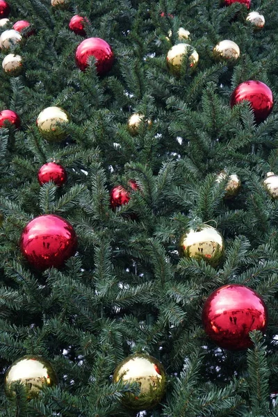 Weihnachtsbaum mit bunten Kugeln und Dekorationen Hintergrund — Stockfoto
