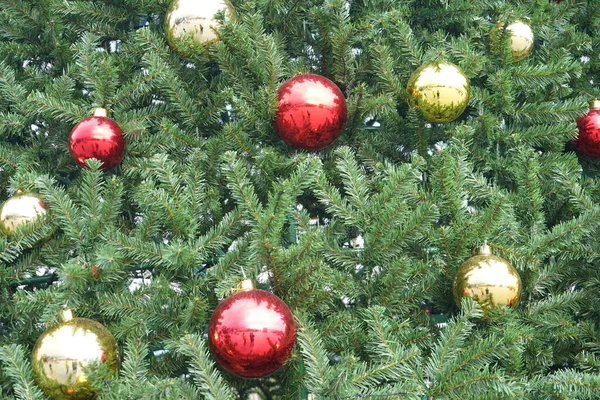 Jul träd med flerfärgade bollar och dekorationer bakgrund — Stockfoto