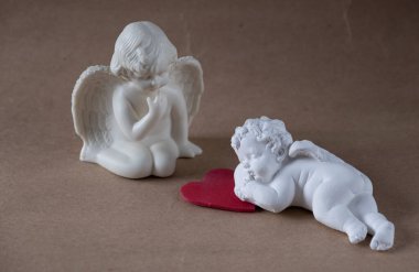 Melek oturuyor ve melek kalpte uyuyor.