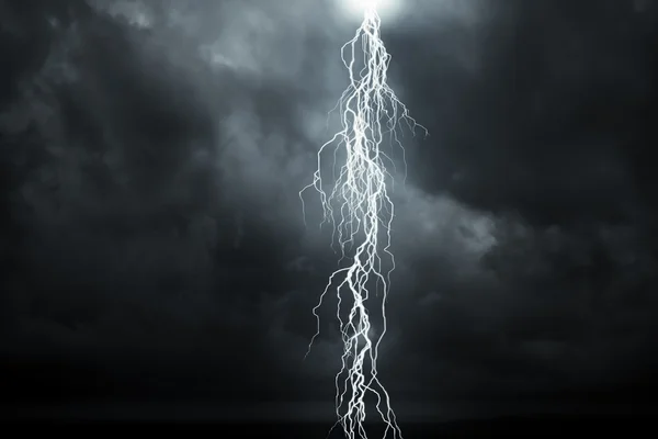 Relâmpago - Um céu escuro nublado com chuva e relâmpago — Fotografia de Stock