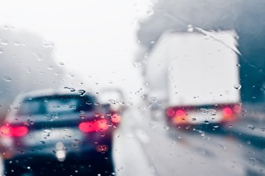 Kötü hava bir yolu - trafik sıkışıklığı sürüş