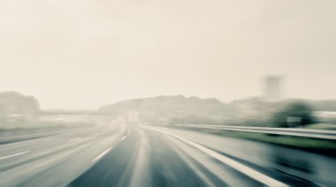Sürüş - bir karayolu üzerinde bir yağışlı ve Misty gün sürüş kötü hava