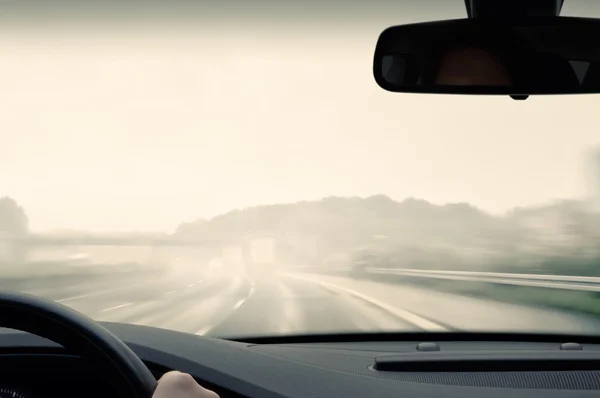 恶劣天气驾驶-驾驶一条高速公路上多雨和雾日 — 图库照片