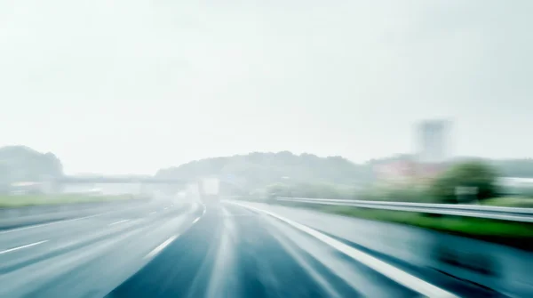 悪天候の運転 - 雨の高速道路で霧の日の運転 — ストック写真