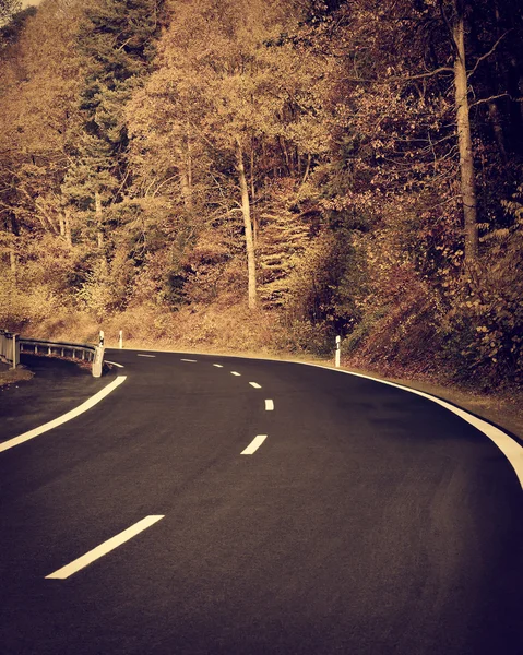 Landstraße im Herbst — Stockfoto