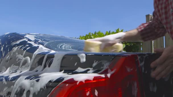 Уход за автомобилем - мытье автомобиля вручную — стоковое видео
