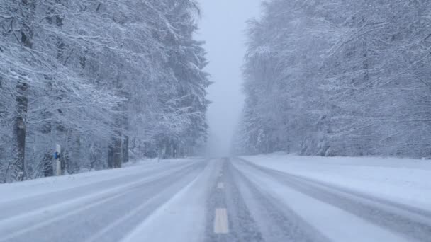 Fuertes nevadas en un camino de montaña al anochecer — Vídeos de Stock