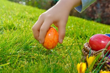 Paskalya yumurtası avı bahçede