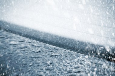 Donmuş su damlaları bir araba - kar yağışı