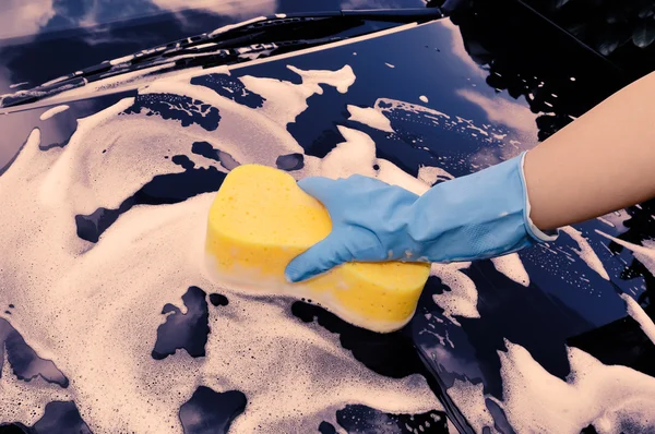 Cura dell'automobile - Lavare un'auto a mano — Foto Stock