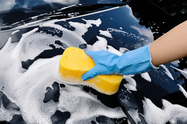 Cuidado del coche - Lavando un coche a mano — Foto de Stock