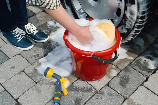 Bilvård - tvätta en bil för Hand — Stockfoto