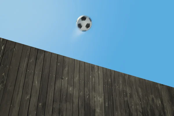 Valla de madera y balón de fútbol — Foto de Stock