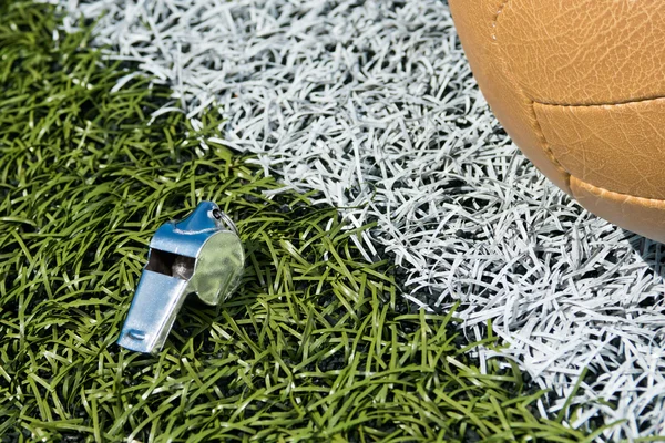 Свисток и футбольный мяч — стоковое фото