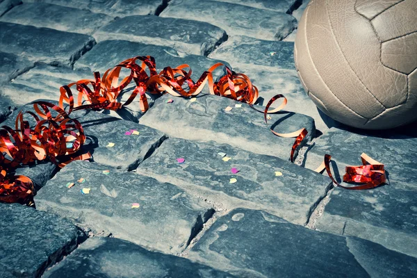 Futbol partisi - futbol topu ve flamalar yere — Stok fotoğraf