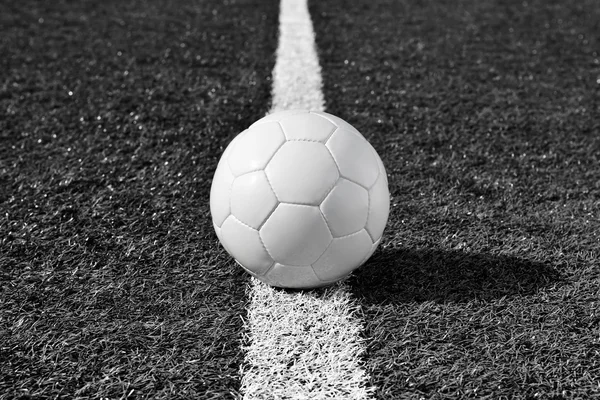 Pallone da calcio su un campo di calcio — Foto Stock