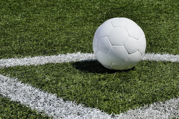 Pallone da calcio su un campo di calcio — Foto Stock