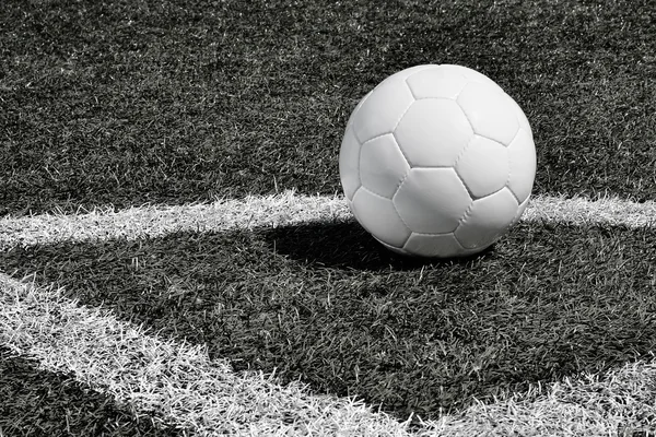 Pallone da calcio su un campo di calcio — Foto Stock