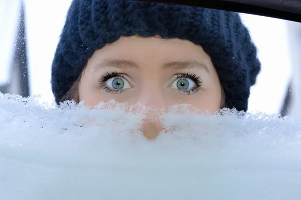 Téli vezetési - nő keres a kocsiba — Stock Fotó