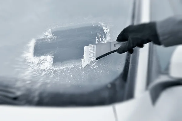 Condução de Inverno - Pára-brisas gelado - Parcialmente descongelado — Fotografia de Stock