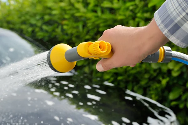 Уход за автомобилем - мытье автомобиля вручную — стоковое фото
