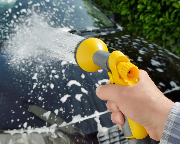 Cuidado del coche - Lavando un coche a mano —  Fotos de Stock