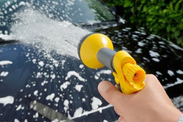 Cuidado del coche - Lavando un coche a mano — Foto de Stock