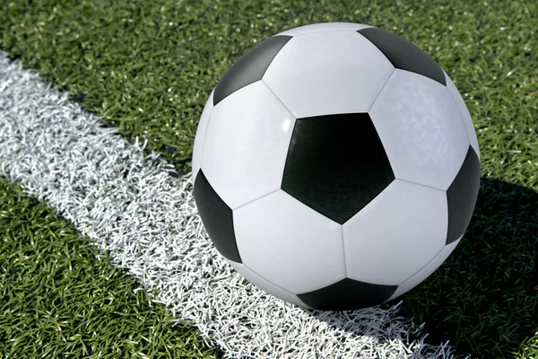 Комп'ютерний футбольний м'яч на футбольному полі — стокове фото