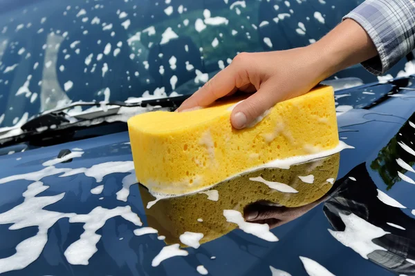 Cuidados com o carro - Lavando um carro à mão — Fotografia de Stock