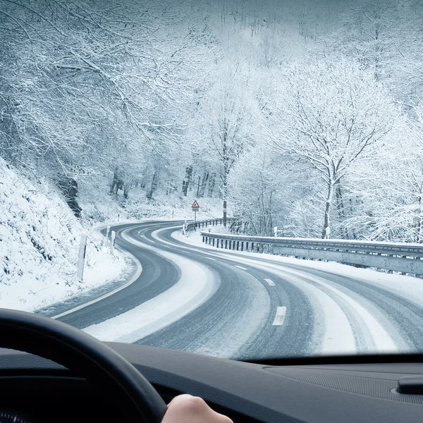 Зимнее вождение - Curvy Snowy Country Road — стоковое фото