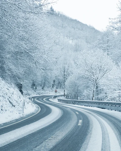 Kurviga snöig landsväg — Stockfoto