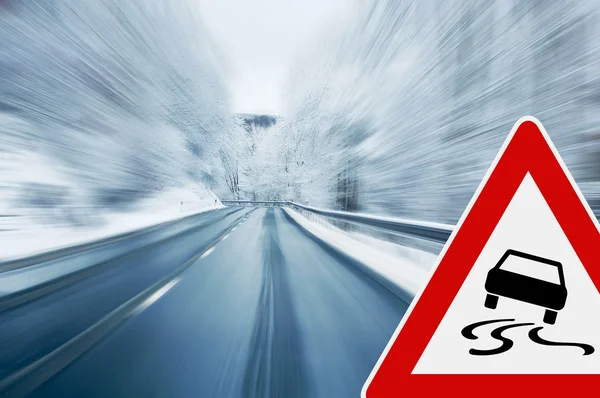 Conducción de invierno - Precaución Icy Country Road — Foto de Stock