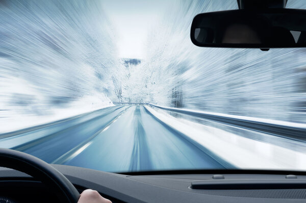 Зимнее вождение - обледенелая проселочная дорога
