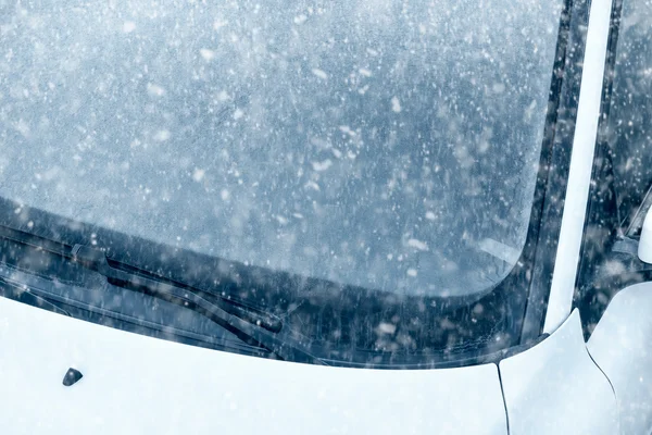 Зимнее вождение - лед над лобовым стеклом — стоковое фото