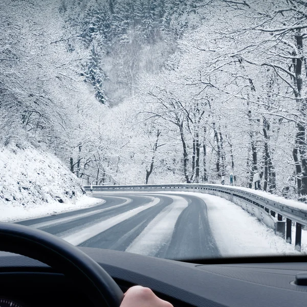 Inverno de condução - curvas estrada nevado — Fotografia de Stock