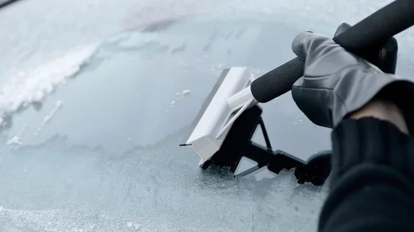 冬の運転 - 女性、フロント ガラスから氷をこする — ストック写真