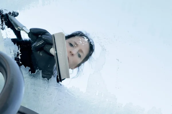 Téli vezetés - nő a szélvédő jég kaparó — Stock Fotó