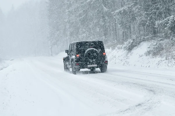 Conducción de invierno - carretera de invierno — Foto de Stock