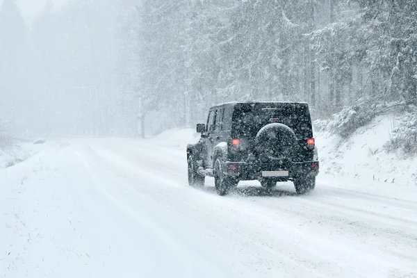 Condução de inverno - estrada de inverno — Fotografia de Stock