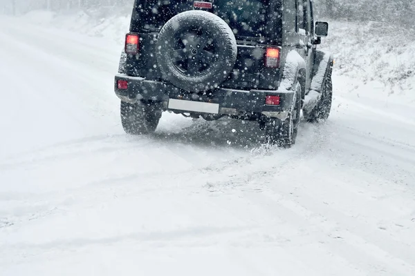 Condução de inverno - estrada de inverno — Fotografia de Stock