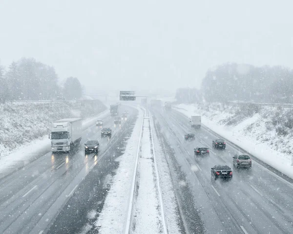 Conducción de invierno - Tráfico de cercanías — Foto de Stock