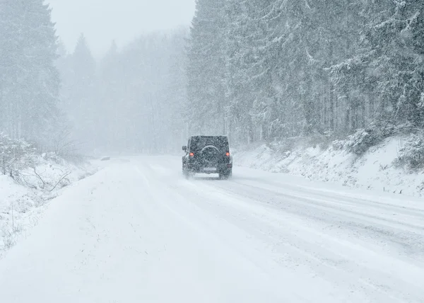 Зимове водіння - зимова дорога — стокове фото