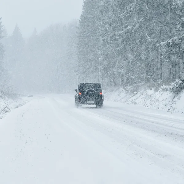 Guida invernale - strada invernale — Foto Stock