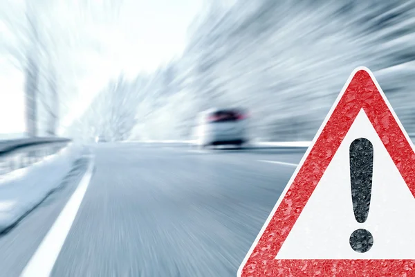 Guida invernale - Icy Road con segnale di avvertimento — Foto Stock