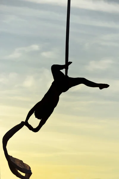 Woman dancer on silk — Stock Photo, Image