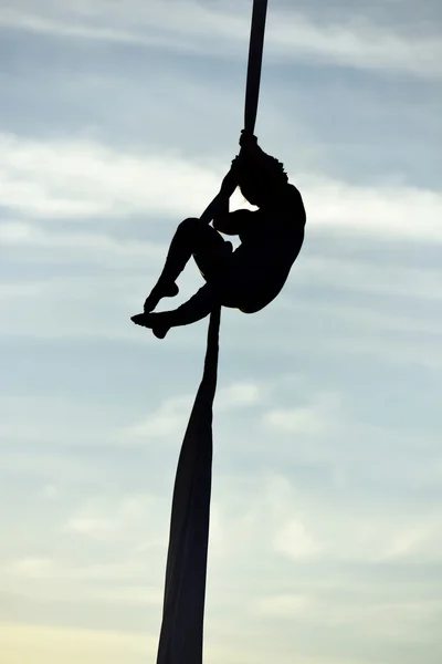 Woman dancer on silk — Stock Photo, Image