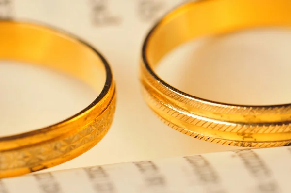 Two gold rings — Stock Photo, Image