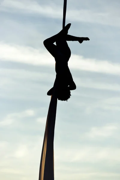 Woman dancer on silk — Stock Photo, Image