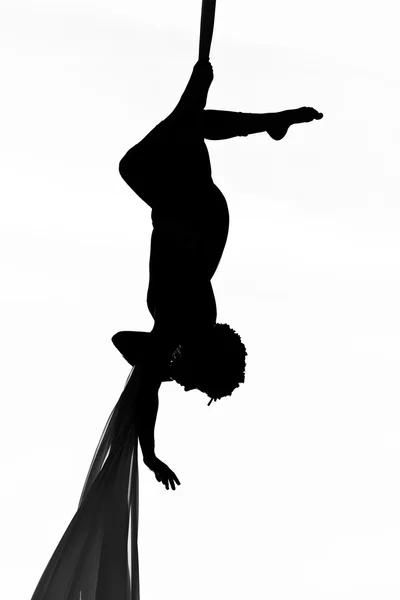 Mulher dançarina na seda — Fotografia de Stock
